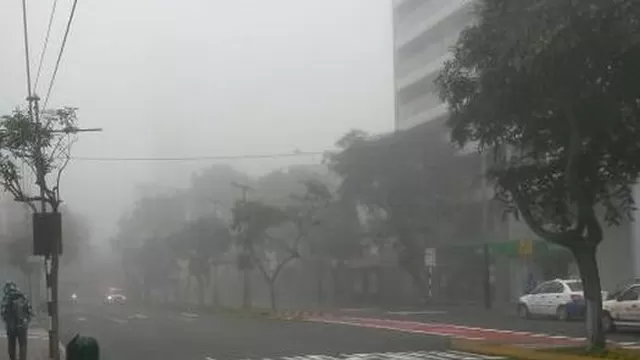 Limeños comparten fotos de la neblina que se registra hoy por la mañana
