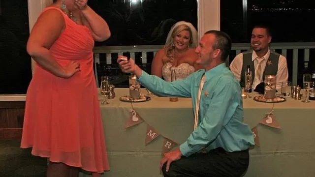 Lo invitaron a un boda y él decidió proponerle matrimonio a su novia en la ceremonia