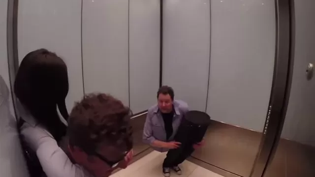 YouTube: mago partió su cuerpo en dos y generó pánico en ascensor 