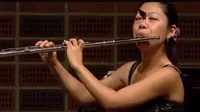 Una mariposa decide unirse a la orquesta y se posa en la nariz de una flautista