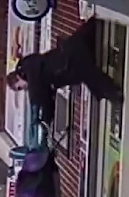 Mujer quedó colgada de puerta de una tienda / IG: El Español