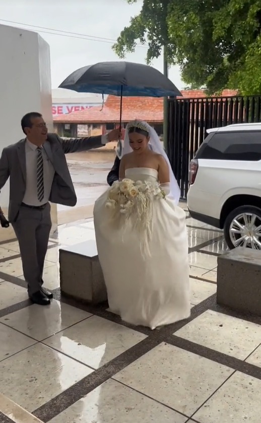 Pareja se casó en pleno huracán. Foto: TikTok