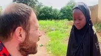 La conmovedora reacción de una niña huérfana de Nigeria al recibir su primera muñeca