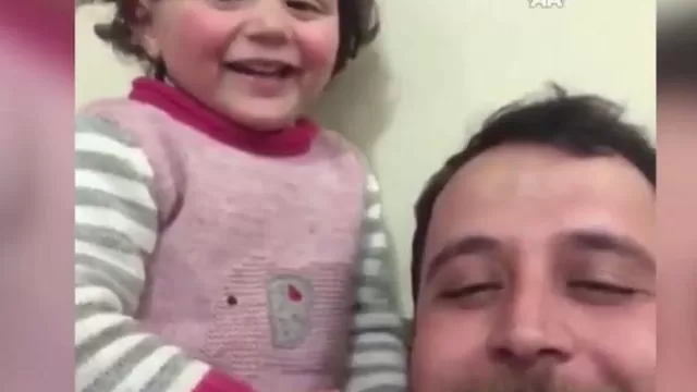 La pequeña Salwa junto a su padre. Foto: Captura YouTube