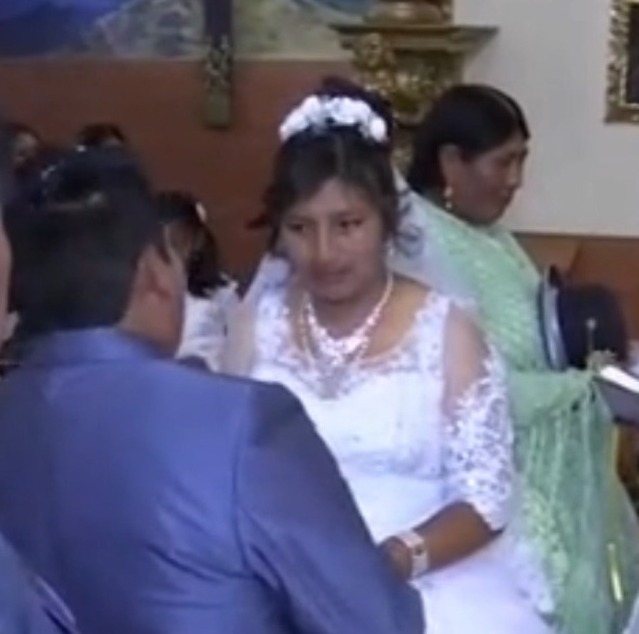 La novia solo atino a mirar fijamente a su futuro esposo/ Foto: Captura viral de TikTok