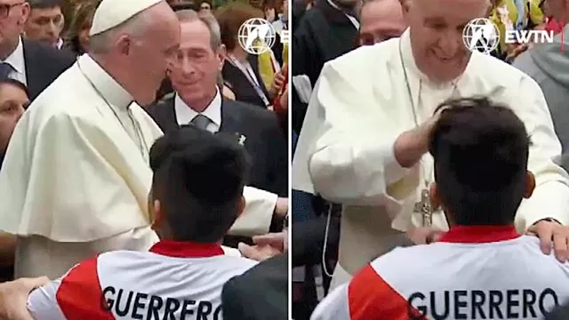 Papa Francisco firma la camiseta peruana de niño. Video: Twitter @aciprensa