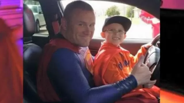 Policía se vistió de Superman para sorprender a niño de siete años con cáncer