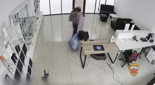 Hombre robó celulares en su primer día de trabajo. Foto: Ministerio del Interior ruso