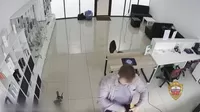 ¡Se llevó todo! Hombre robó iPhones y dinero en su primer día de trabajo en una tienda en Moscú 