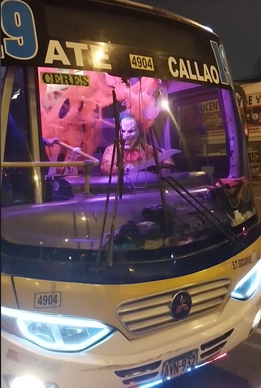 Conductor se viraliza por su compromiso con Halloween. Foto: TikTok