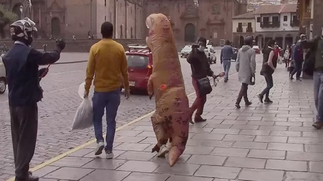 Turista pasea por Cusco disfrazada de dinosaurio para protegerse del coronavirus