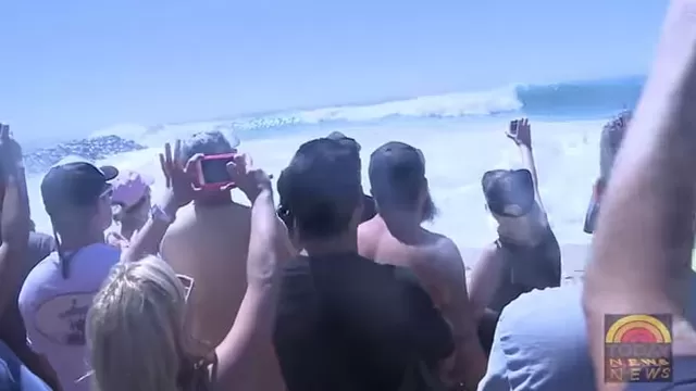 Turistas que graban una enorme ola son sorprendidos por el mar