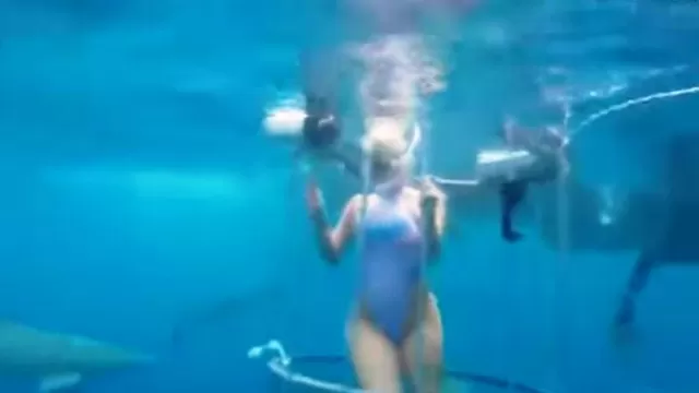 actriz porno fue atacada por un tiburón durante grabación de spot. Video: Infobae