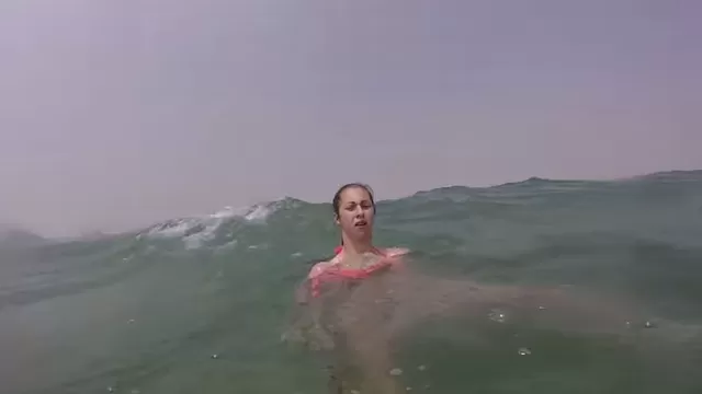 YouTube: adolescente se salva de morir ahogada gracias a su 'selfie stick'