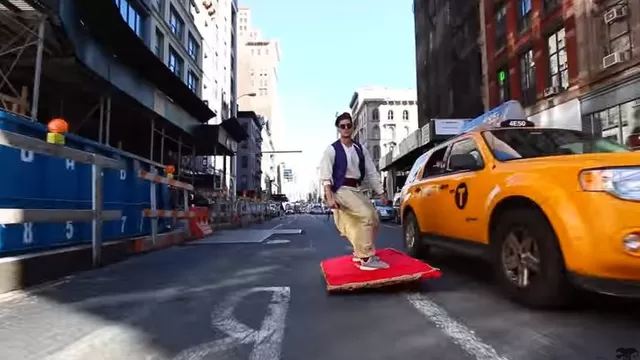YouTube: Aladino paseó en 'alfombra mágica' por las calles de Manhattan en Halloween