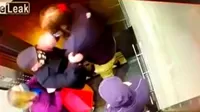 YouTube: Anciano le da una paliza a hombre que le tosió en la cara al interior de un ascensor
