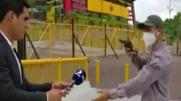 YouTube: Asaltan con arma a periodista mientras realizaba reportaje afuera de estadio en Ecuador