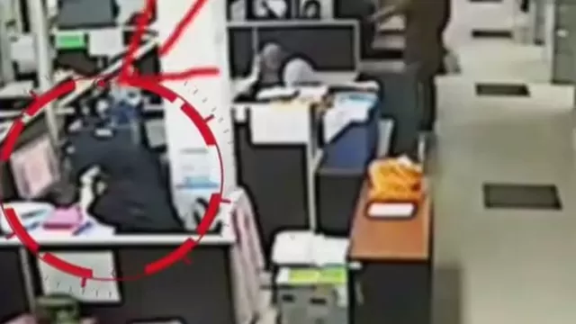 YouTube: el momento en el que celular explota en la cara de trabajadora