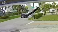 YouTube: Captan el momento en el que un avión impacta contra un auto en una calle de Florida