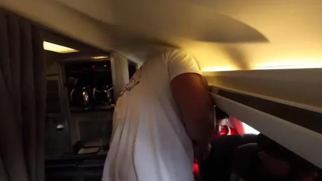 YouTube: este hombre es tan grande que no cabe en un avión 