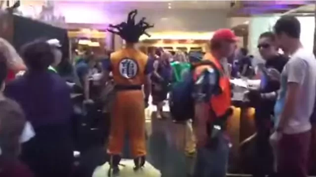 YouTube: fan de Goku pasea en una 'nube voladora' por centro comercial