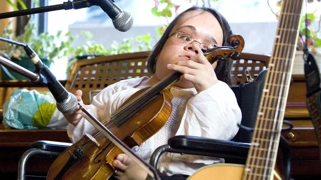 YouTube: Gaelynn Lea es una violinista con discapacidad que sorprende 