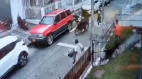 YouTube: Hombre detiene a dos ladrones en motocicleta con una patada voladora 