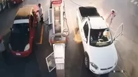 YouTube: Hombre usa celular mientras abastece su auto de gasolina y provoca incendio en gasolinera