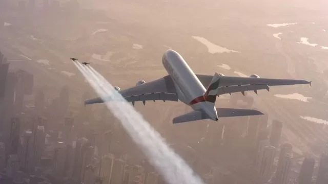 YouTube: hombres 'pájaro' hacen piruetas aéreas junto al avión más grande del mundo