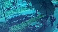 YouTube: Ladrones quisieron robarle a cliente de restaurante, pero él reaccionó abriendo fuego