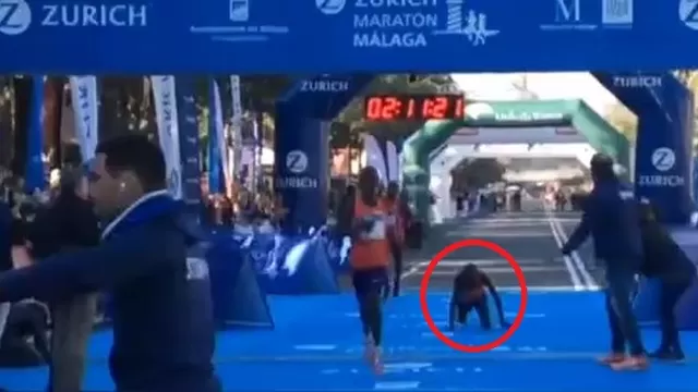 YouTube: la llegada de rodillas de un atleta a la meta de la maratón de Málaga