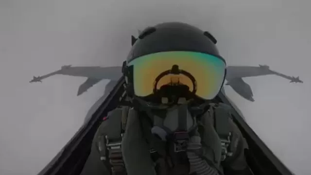YouTube: el momento en el que un rayo impacta el casco de un piloto durante vuelo