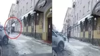 YouTube: Mujer se salvó por segundos de ser golpeada por un gran bloque de hielo que cayó del techo de un edificio