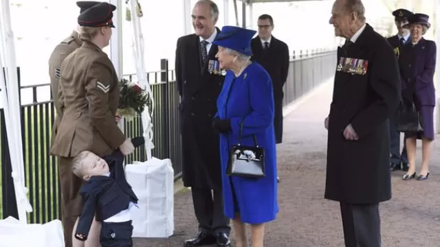 Reina Isabel junto a niño británico. (Vía: AFP)