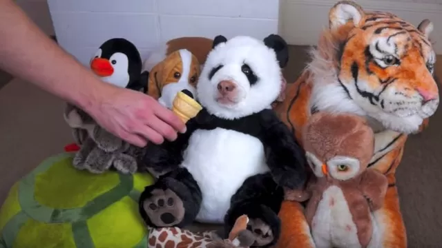 YouTube: 'peluche' panda cobra vida y se come un cono de helado