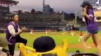 YouTube: Propone matrimonio a su novia durante partido de béisbol y la reacción de ella se vuelve viral
