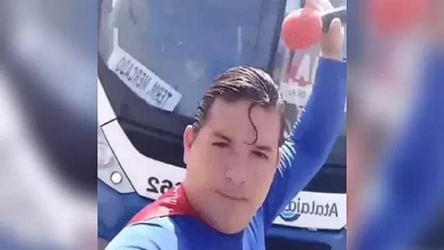 YouTube: 'Superman' brasileño fue atropellado al intentar detener un bus con la mano