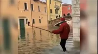 Hombre disfrazado de Papá Noel se graba con Venecia inundada y termina mal