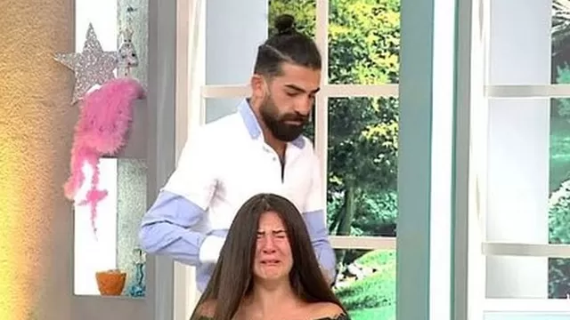 YouTube viral: joven se desmaya en reality de belleza luego que le cortaran 30 cm de cabello. Foto: captura