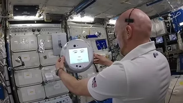 YouTube viral: robot discute con astronauta y sorprende al mundo