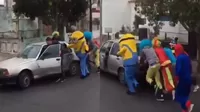 YouTube: Su auto se detiene y lo ayudan un Minion, un Hombre Araña y unos payasos