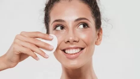 ¿Debes enjuagar el agua micelar de tu rostro? 