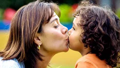 ¿Por qué no debes besar en la boca a tu hijo pequeño?