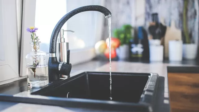 Se calcula que lavar platos con el grifo abierto gasta 60 litros de agua
