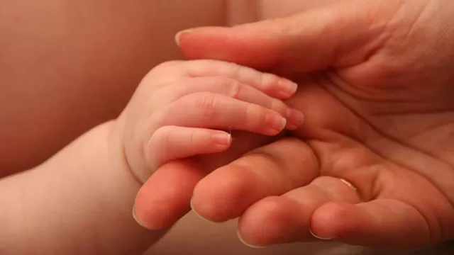 Debido a que un bebé tiene las uñas muy blandas, puedes empezar utilizando una lima. 