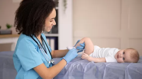 ¿Qué hacer para que no le duela la vacuna a un bebé?