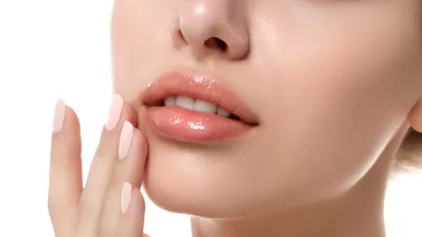 Elimina las manchas oscuras de los labios de manera natural