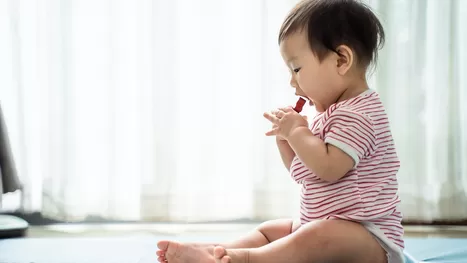 6 señales que indican que tu bebé se tragó un objeto diminuto