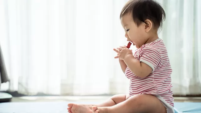 6 señales que indican que tu bebé se tragó un objeto diminuto