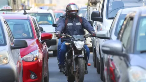 ¿Qué pasa si la Policía te detiene porque el brevete de tu moto es falso?